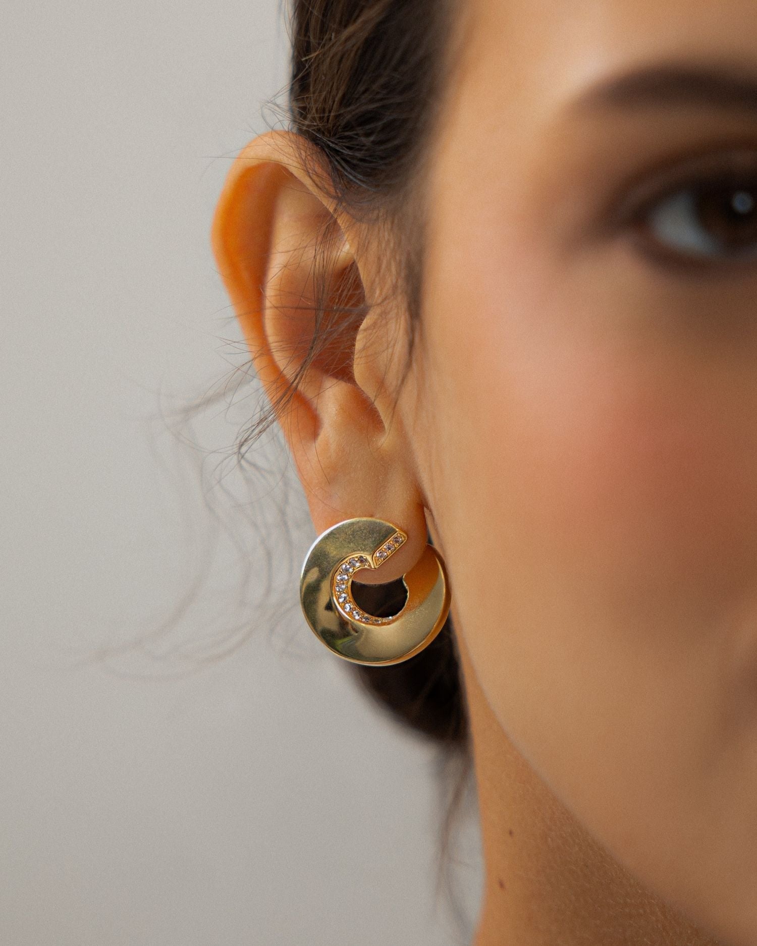 How to clean earrings?
