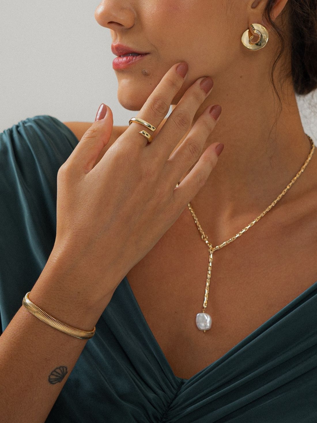 Gold Lariat Necklace with Natural Pearl
